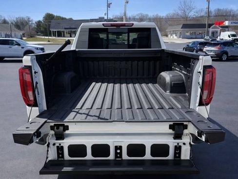Used 2024 GMC Sierra 1500 AT4 w/ Technology Package AWD/4WD image 9