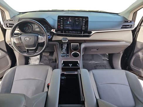 Used 2022 Toyota Sienna XLE image 10