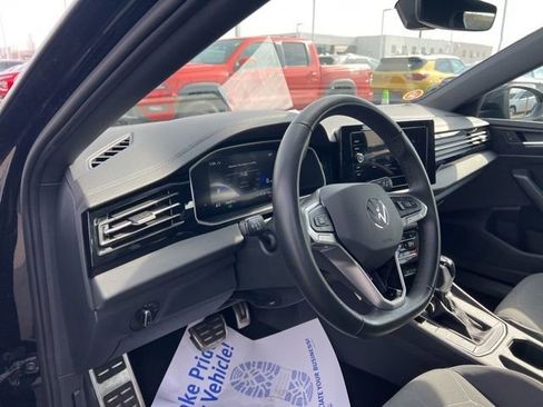 Used 2025 Volkswagen Jetta Sport image 9