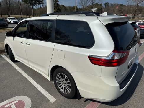 Used 2020 Toyota Sienna XLE w/ XLE Navigation Package image 3