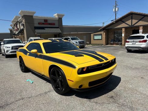 Used 2018 Dodge Challenger SXT image 3