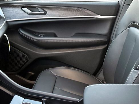 New 2025 Jeep Grand Cherokee Limited image 13