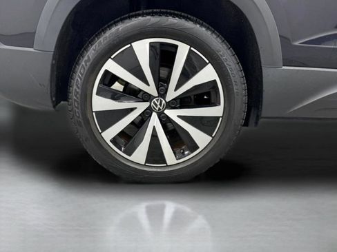 Used 2022 Volkswagen Taos SE w/ Panoramic Sunroof Package FWD image 33