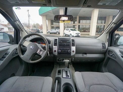 Used 2012 Nissan Frontier SV image 2