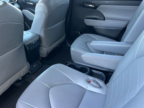 Used 2022 Toyota Highlander XLE FWD image 12