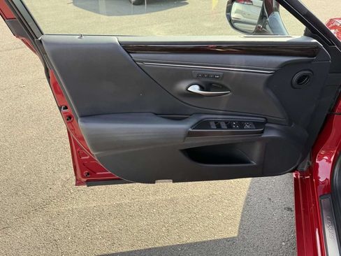 Used 2019 Lexus ES 300h w/ Accessory Package FWD image 12