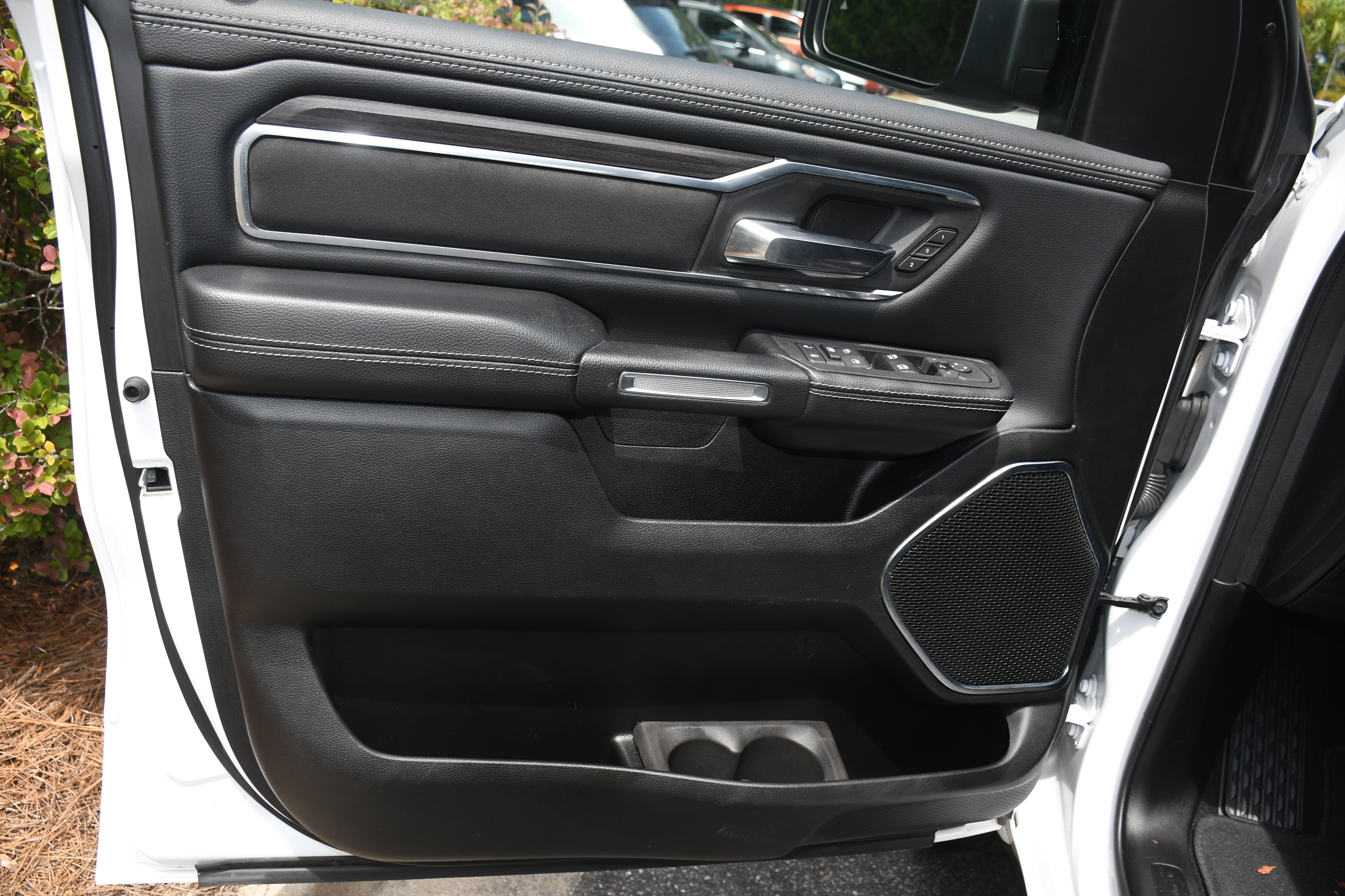 Used 2025 RAM 1500 Laramie AWD/4WD image 8