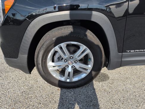 Used 2024 GMC Terrain SLE image 2