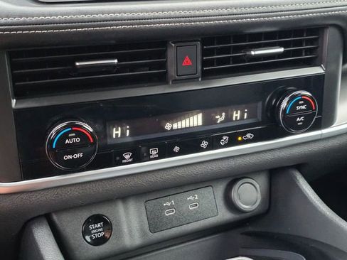 Used 2025 Nissan Rogue SV image 30