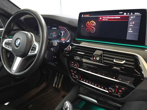 Used 2022 BMW M550i xDrive w/ Dynamic Handling Package image 11