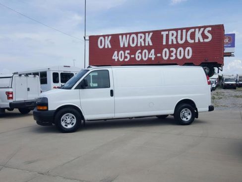Used 2019 Chevrolet Express 3500 Extended w/ Driver Convenience Package RWD image 2
