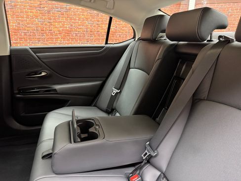 Used 2023 Lexus ES 350 w/ Premium Package FWD image 4