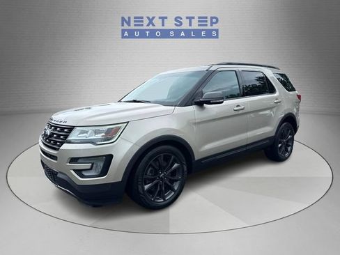 Used 2017 Ford Explorer XLT w/ Equipment Group 202A AWD/4WD image 3