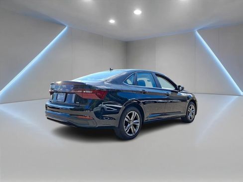 Used 2023 Volkswagen Jetta SE w/ Panoramic Sunroof Package FWD image 5