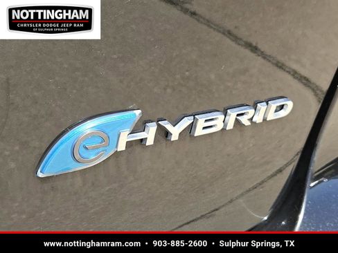 Used 2023 Chrysler Pacifica Touring-L image 8