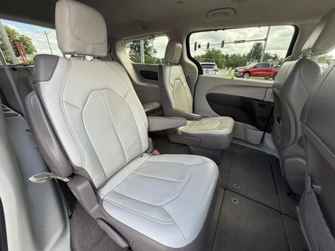 Used 2018 Chrysler Pacifica Touring-L FWD image 16