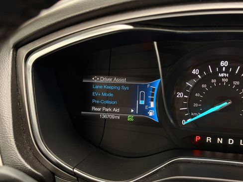 Used 2017 Ford Fusion SE w/ Equipment Group 602A FWD image 29