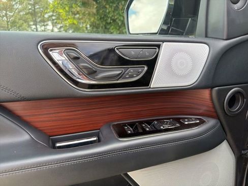 Used 2022 Lincoln Navigator Reserve AWD/4WD image 7