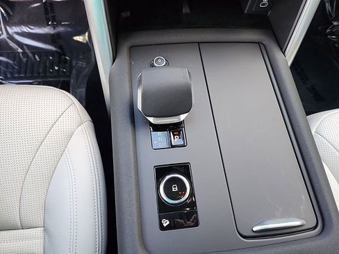 Used 2025 Land Rover Discovery S image 16