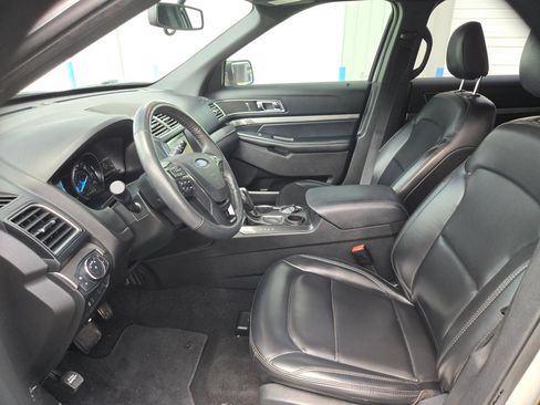 Used 2019 Ford Explorer XLT w/ Equipment Group 202A FWD image 9