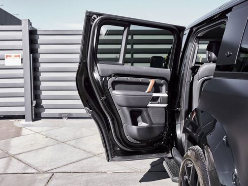 Used 2024 Land Rover Defender 110 SE image 38