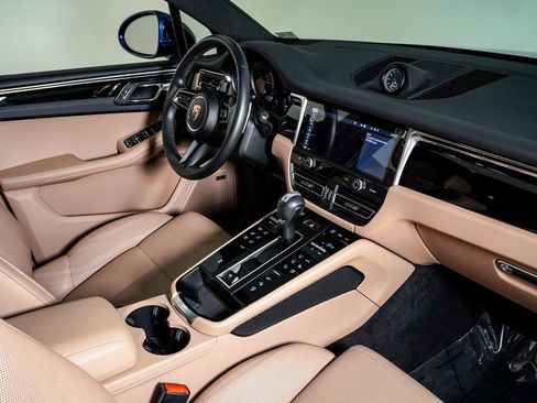 Certified 2025 Porsche Macan image 14