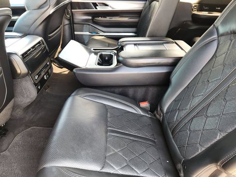 Used 2022 Jeep Grand Wagoneer Series III AWD/4WD image 30