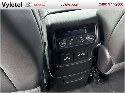 Used 2021 GMC Acadia SLT w/ Elevation Edition image 13