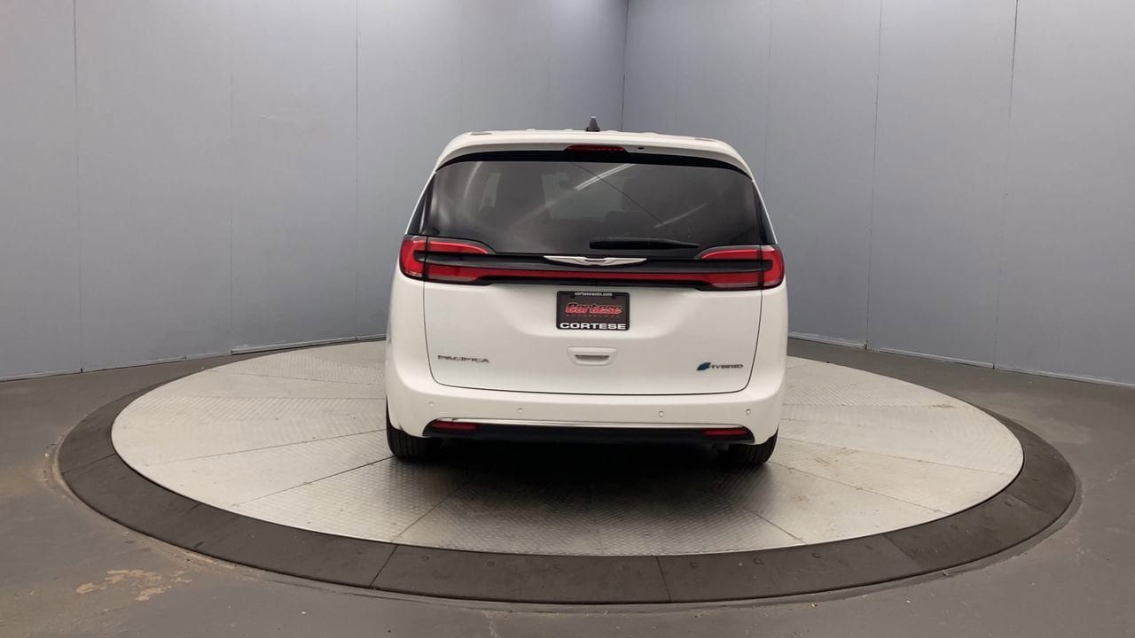 Used 2023 Chrysler Pacifica Touring-L FWD image 4