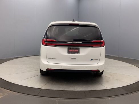 Used 2023 Chrysler Pacifica Touring-L FWD image 4