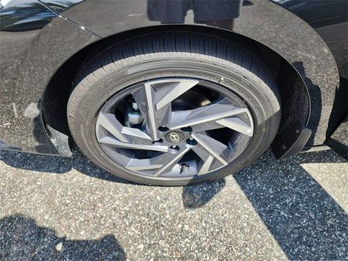 New 2025 Hyundai Elantra Limited image 28