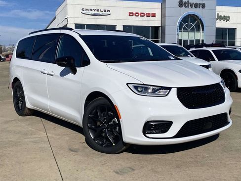 New 2026 Chrysler Pacifica Select w/ S Appearance Package FWD image 33
