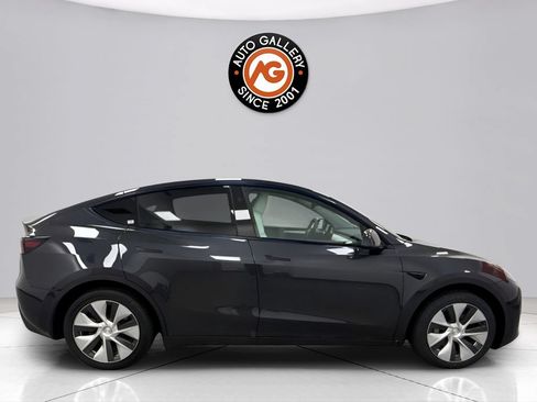 Used 2024 Tesla Model Y Long Range AWD/4WD image 2