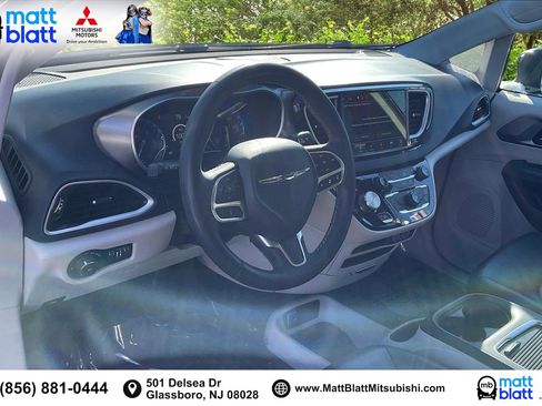 Used 2023 Chrysler Pacifica Touring-L image 15