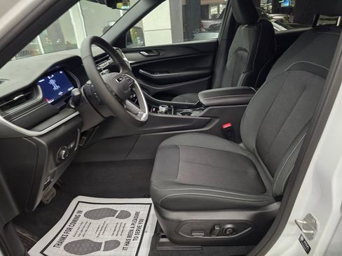 New 2025 Jeep Grand Cherokee Laredo w/ Luxury Tech Group I RWD image 15
