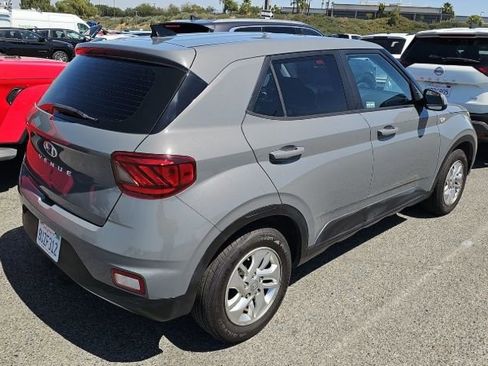 Used 2021 Hyundai Venue SE image 2