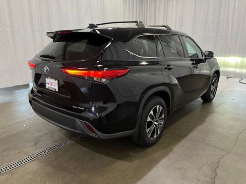 Used 2022 Toyota Highlander XLE AWD/4WD image 3
