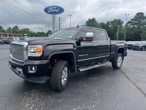 Used 2017 GMC Sierra 2500 Denali w/ Duramax Plus Package AWD/4WD image 7