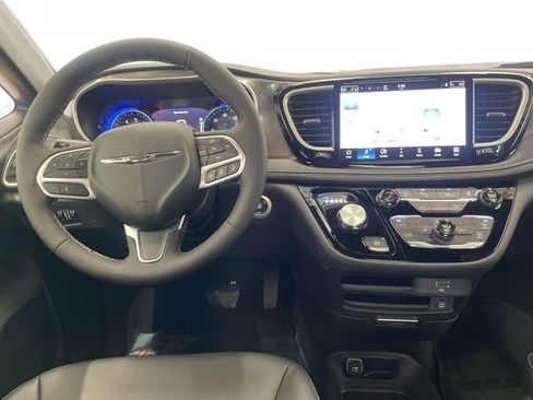 New 2026 Chrysler Pacifica Select image 9
