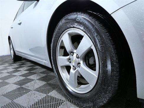 Used 2015 Chevrolet Cruze LT image 2