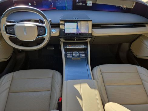 Used 2024 Lincoln Nautilus Premier image 15