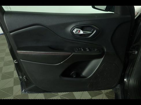 Used 2020 Jeep Cherokee Trailhawk w/ Comfort/Convenience Group AWD/4WD image 17