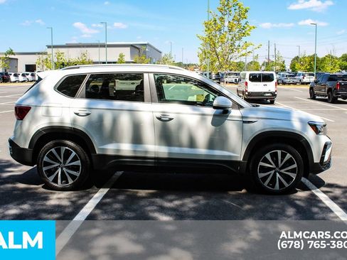 Used 2024 Volkswagen Taos SE FWD image 9