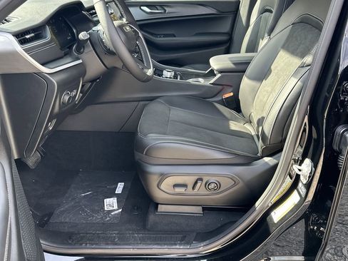 New 2025 Jeep Grand Cherokee Altitude image 9