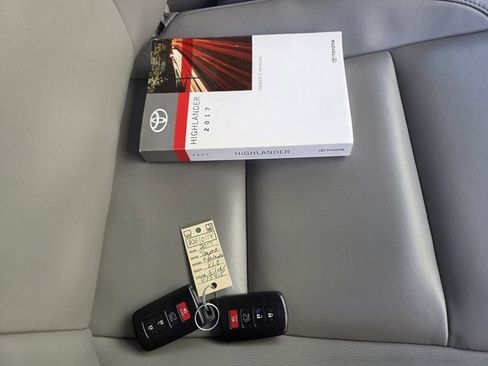 Used 2017 Toyota Highlander XLE image 9