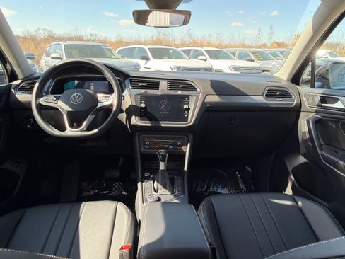 Used 2022 Volkswagen Tiguan SE w/ Panoramic Sunroof Package image 10