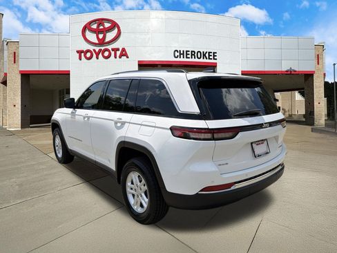 Used 2023 Jeep Grand Cherokee Laredo AWD/4WD image 7