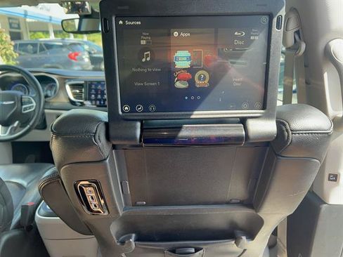 Used 2018 Chrysler Pacifica Touring-L Plus w/ Advanced Safetytec Group FWD image 18