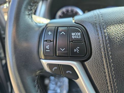 Used 2017 Toyota Highlander SE AWD/4WD image 6