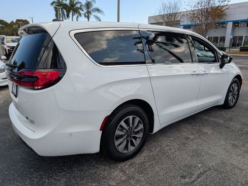 Used 2025 Chrysler Pacifica Select image 15